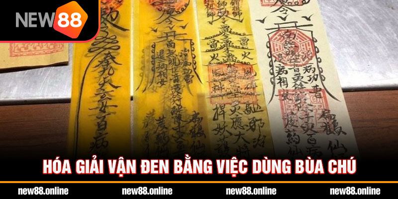 Hóa giải vận đen bằng việc dùng bùa chú.